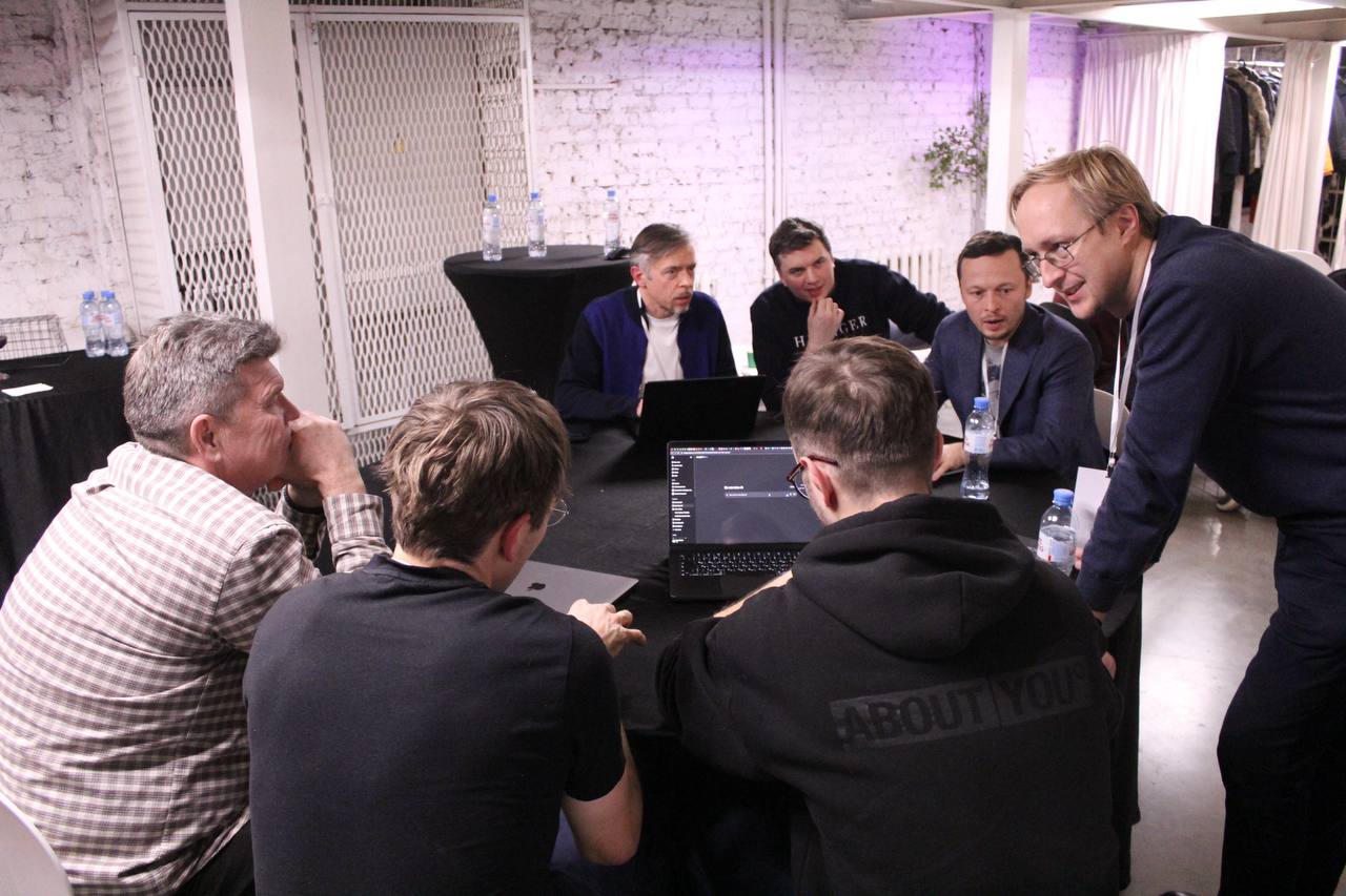 Команды работают на хакатоне heg.ai